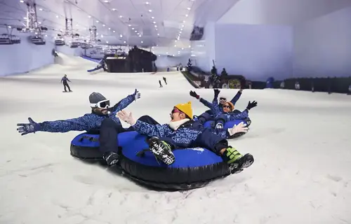 Family enjoying at Ski Dubai