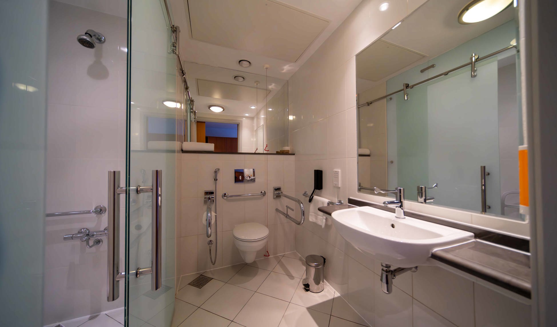 Premier Inn Abu Dhabi Airport (Business Park) Hotel Bathroom